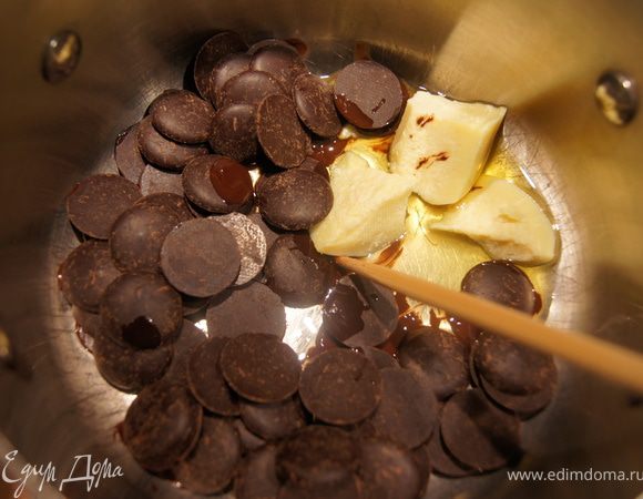 Какао масло, какао пасту нагреть на водяной бане, добавить сахарную пудру и прогреть, пока все не растворится.