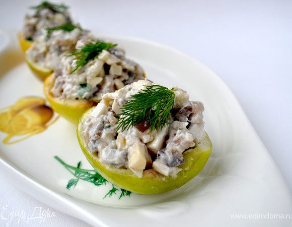 Мякоть яблок мелко порубить,яйца очистить тоже мелко порубить,лук очистить,мелко нарезать,зелёный лук измельчить,все ингредиенты смешать,приправить по вкусу и заправить майонезом. Полученной смесью нафаршировать половинки яблок,украсить зеленью,долькой лимона