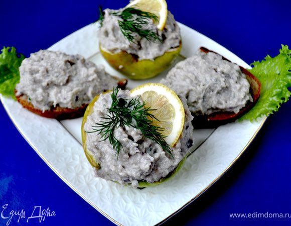 А ещё можно все ингридиенты,заменив майонез на мягкий творожный сыр измельчить с помощью блендера,получится селёдочный паштет.Подавать такой паштет можно намазав на чёрный хлеб или нафаршировать половинки яиц,яблок,украсив долькой лимона и зеленью.Приятного аппетита!