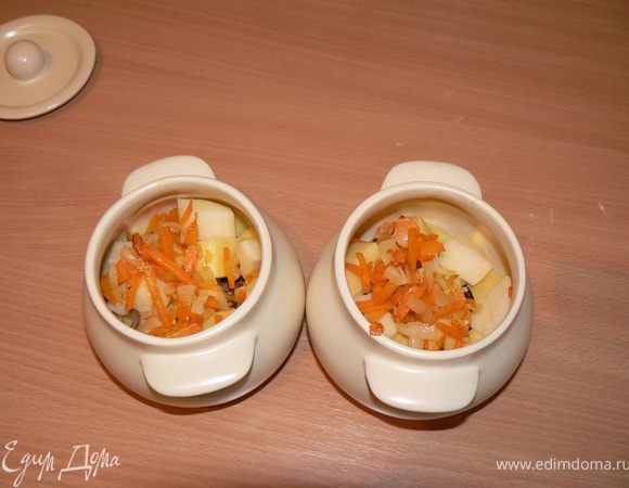 морковь и лук слегка обжарить и в горшочек