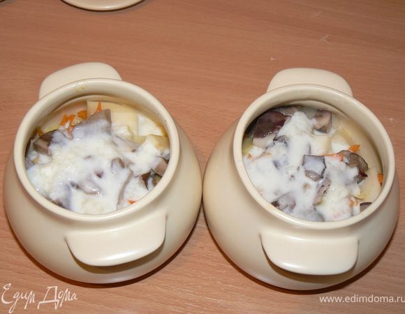 готовим соус:
молоко довести до кипения,влить крахмал(разведенный в небольшом количестве молока).
Заливаем содержимое горшочков.