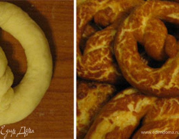 Подогреваем молоко, растворяем в нем сахар и дрожжи. в большую кастрюлю насыпаем стакан муки, добавляем немного молока, замешиваем, добавляем мягкое сливочное масло. Продолжаем замешивать тесто до тех пор, пока не закончится молоко и тесто не станет упругим и приходным для работы. Начинаем делать претцели! Катаем колбаски длиной примерно 50 см и придаем им форму.

Когда их будет достаточно для одновременного выпекания, начинаем делать корочку - главный секрет претцелей :) для этого кипятим 1 литр воды, добавляем туда 2 ст. л. соды и шумовкой опускаем каждый претцель в кипящую воду на 20-30 секунд. После этого выкладываем на противень, застеленный бумагой для выпекания, смазанной сливочным маслом. посыпаем претцели крупной солью иди смазываем маслом и посыпаем сахаром - и отправляем в духовку на 15 мин при 200°. Пока первая партия готовится - делаем вторую :)

Приятного чаепития!


