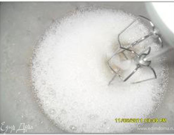 Отделить белки от желтков. Белки взбить миксером на большой скорости с 2-мя ст.л. воды в густую пену. 