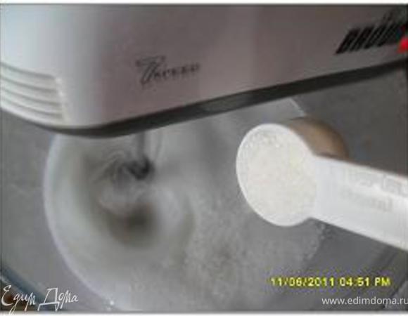 При взбивании тонкой струйкой всыпать сахар и ванильный сахар