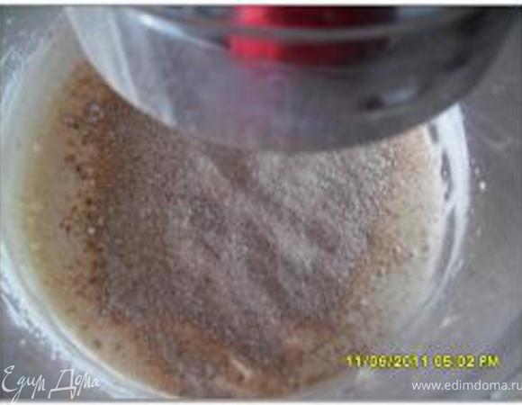 Смешать крахмал, муку, какао и разрыхлитель, просеять все во взбитые яйца.