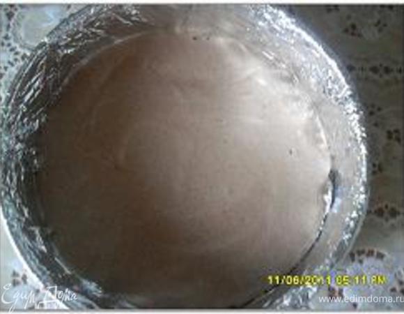 В разъемную форму диаметром 26 см. выложить тесто и разровнять. 