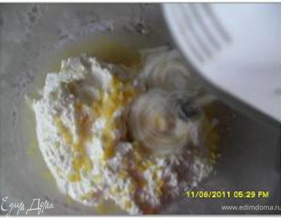 Творожный крем: хорошо смешать творог с тертой цедрой ½ лимона и 3 ст.л. лимонного сока. 