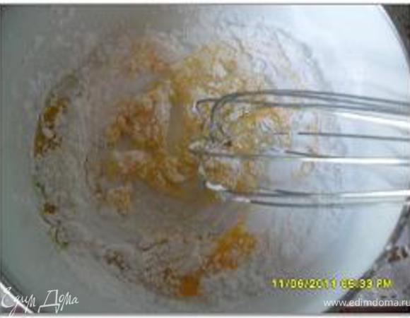 Крахмал смешать с желтками и небольшим количеством молока. 