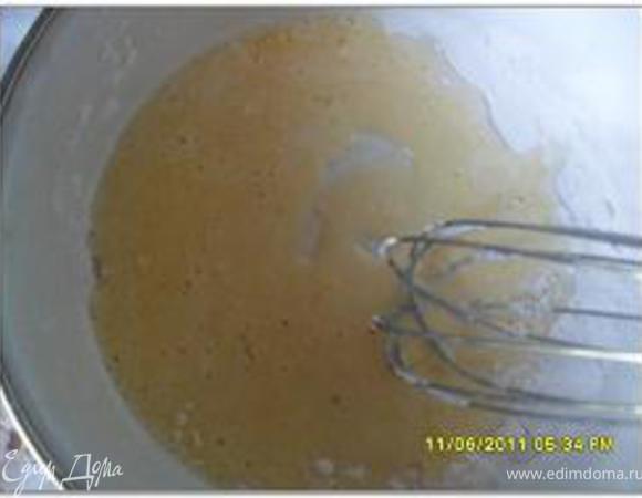 Оставшееся молоко вскипятить с сахаром, ванильным сахаром, солью и заварить разведенным крахмалом.