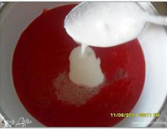 Клубничный крем:
Клубнику помыть, удалить плодоножки. Около 150 гр. протереть через сито, остальную порезать кусочками. Замочить желатин в холодной воде и дать ему набухнуть, потом растворить желатин на медленном огне и ввести в клубничное пюре . Добавить в пюре порезанную клубнику и 5 ст.л. творожного крема