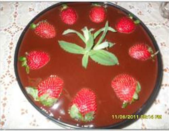 Залить торт глазурью (100 мл сливок 35%, 100 гр. темного шоколада, 50 гр. сливочного масла). Поставить торт примерно на 4 часа в холодильник, а потом снять бортик от разъемной формы. 