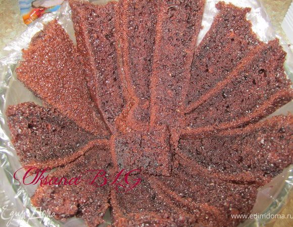 Приготовить бисквит по рецепту http://www.edimdoma.ru/recipes/31029. Приготовиться в небольшой квадратной форме и порезать на длинные полоски. Глубокую тарелку застелить пленкой, выложить порезанный бисквит( оставить 3-4 полоски на верх)