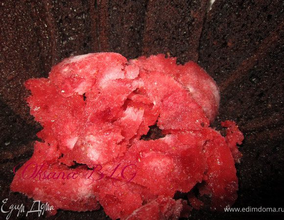 На бисквит выложить кусочки мороженой клубники.