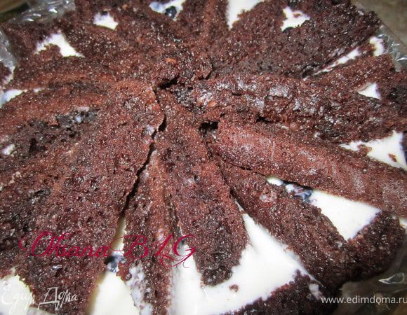 Выложить оставшиеся кусочки бисквита. Поставить в холодильник на 3-4 часа.