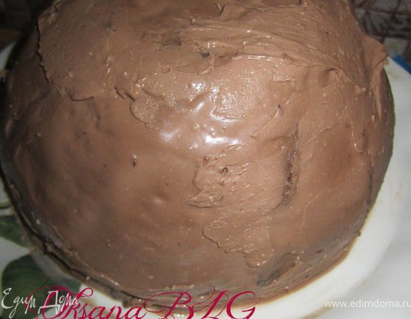 Покрыть ганашом.
Для ганаша: сливки довести до кипения, добавить шоколад, держать на огне до растворения шоколада. Снять с огня. Добавить масло. Охладить. Взбить.