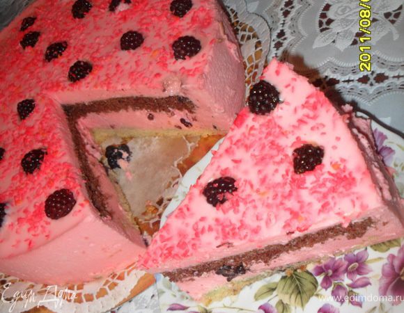 Выложить крем на коржи, пропитанные сиропом из кокосового молочка с ромом.
Кокосовые орехи распилить и вычистить мякоть, натереть на терке и посыпать торт кокосовой стружкой.
(Я немного видоизменила этот торт по сборке. Белый корж, крем, темный корж, крем. В крем добавила несколько капель сока ежевики, чтобы торт выглядел попраздничнее)