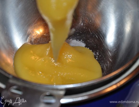 Мёд растопим в кастрюльке на водяной бане, чтобы он стал жидким. Пока отставим в сторону, чтобы мед немного остыл (горячий нельзя добавлять к желткам, могут свернуться, тогда получится сладкий омлет).