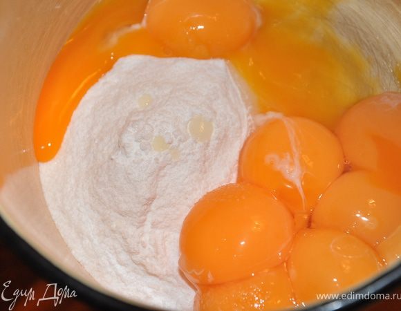 Желтки взбиваем миксером с сахарной пудрой на водяной бане (вода должна почти кипеть, не касаясь дна миски с желтками). Взбивать придется долго, минут 8–10, важно не лениться. Терпеливо ждем положенных 10 минут.