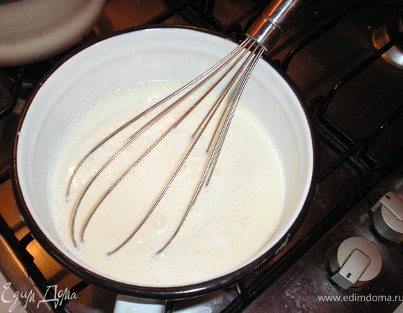 Молоко смешать со сливками и 50 гр сахара и довести до кипения.