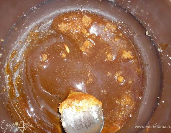 50 гр сахара нагреть до состояния карамели, до светло-коричневого цвета.