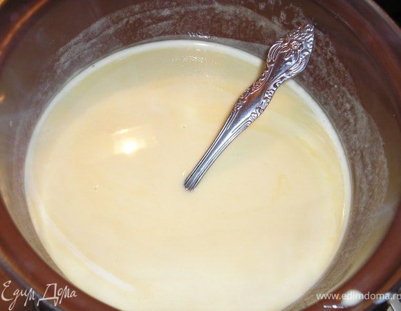 В горячую карамель вылить смесь сливок и молока, хорошо перемешать.