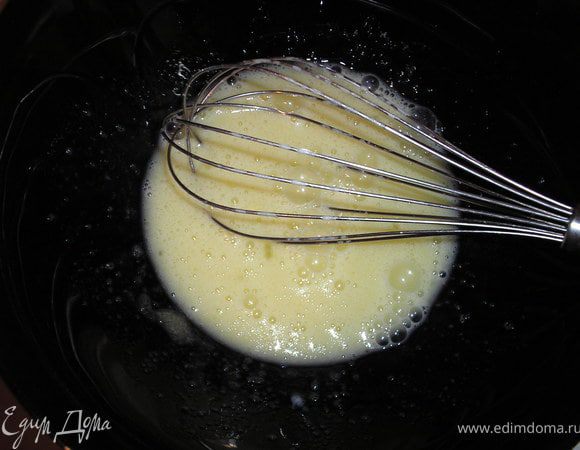 Оставшиеся 50 гр сахара перемешать с яйцами и желтками, немного взбить.