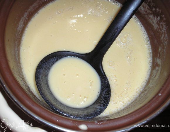 Акуратно постоянно помешивая добать яйца к карамельной смеси.