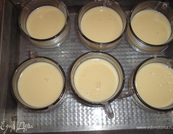 Наливаем в порционные формочки и отправляем запекать на водяной бане в духовку на 30 минут рот темп.175-180 гр.( в противинь наливаем гарячую воду до половины формочек и ставим в духовку).
