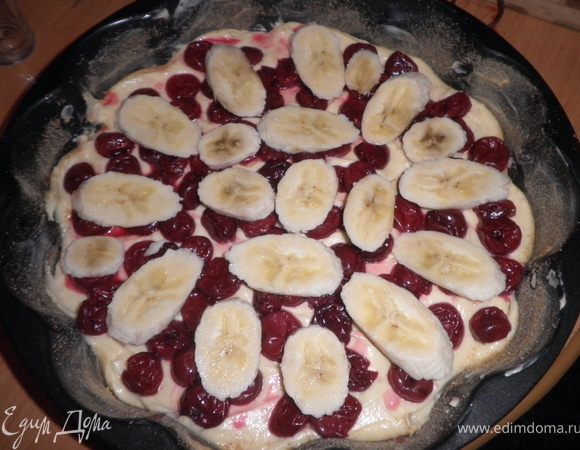 обе смеси соединяем, добавляем просеянную муку и замешиваем тесто. 
Затем берем форму, смазываем сливочным маслом, присыпаем панировочными сухарями и выкладываем тесто. Сверху выкладываем вишню, которую предварительно разморозили и дали ей стечь. Вишня должна быть максимально сухая, иначе бисквит плохо поднимется. Далее выкладываем нарезанные кружочками бананы. Ставим в разогретую до 180 градусов духовку на 35 мин. Пока пирог печется духовку открывать нельзя иначе бисквит может упасть.