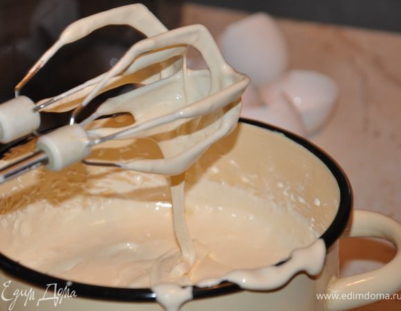 Итак, мёд мы растопили, он успел немного остыть. Теперь добавляем его в желтки, не выключая миксер. Ещё некоторое время взбиваем. Масса должна увеличиться в объёме в несколько раз.
