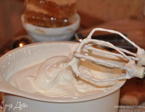 Сливки жирностью 35% взбиваем вместе с ванилином в плотную пену.