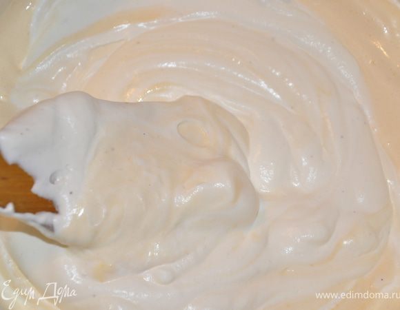 Аккуратно вмешиваем сливки в медово-желтковую массу. Я делаю это деревянной лопаткой.