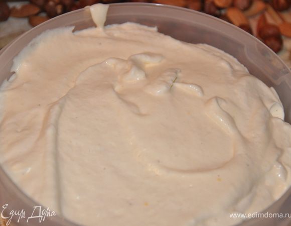 Раскладываем наше мороженое в пластиковые контейнеры. Убираем в морозильную камеру на несколько часов, а лучше на ночь (у меня вышло примерно 12–14 часов, так как делала в 7 вечера).