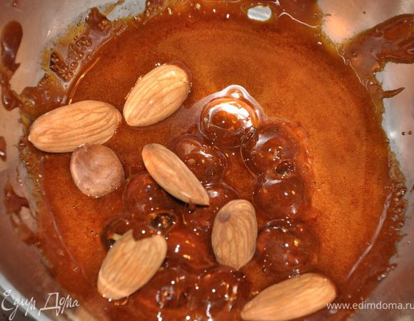 Делаем карамелизированные орешки. Для этого растопим коричневый сахар и добавим орехи — фундук и миндаль. Добавим 3 столовые ложки воды. Всё готово. По желанию можно измельчить готовые орешки в блендере.