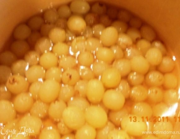 готовим начинку. Вскипятить сок, добавить виноград и варить 2 минуты, снять с огня, оставить на 30 минут