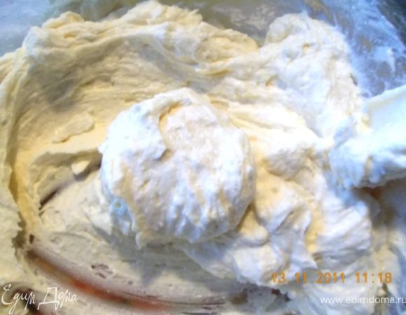 смешать творог с сахаром. Отдельно взбить белок до устойчивых пиков, аккуратно смешать творог с белком