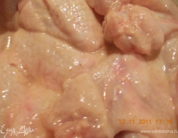 крылышки посолить, поперчить, добавить приправу, перемешать и залить кефиром, оставить мариноваться на час