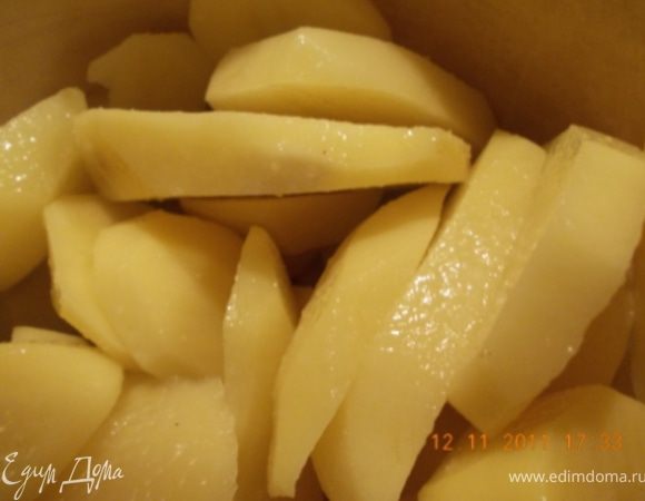 картошку почистить, порезать кружочками, посолить