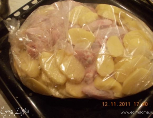 берём рукав для запекания и укладываем в него крылышки вперемешку с картошкой