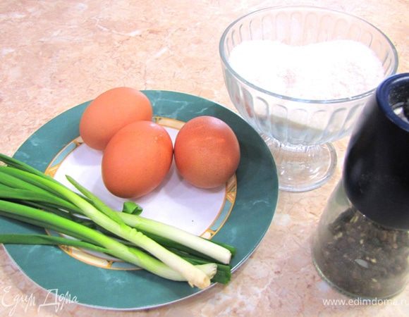 Очень просто, очень вкусно.
Несмотря на элементарный состав, думаю, что вы не будете разочарованы.
Важно не пережарить яичницу, иначе она будет как поролон.