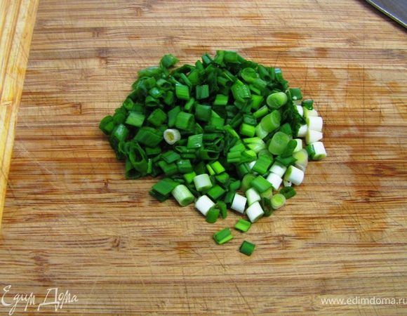 Промойте лук, уберите все перья, которые плохо выглядят. Порежьте зеленый лук по 5 миллиметров.