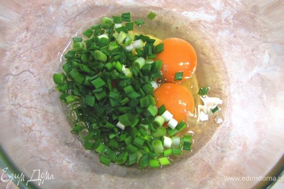 Разбейте яйца, соедините с зеленым луком. Посолите и поперчите.