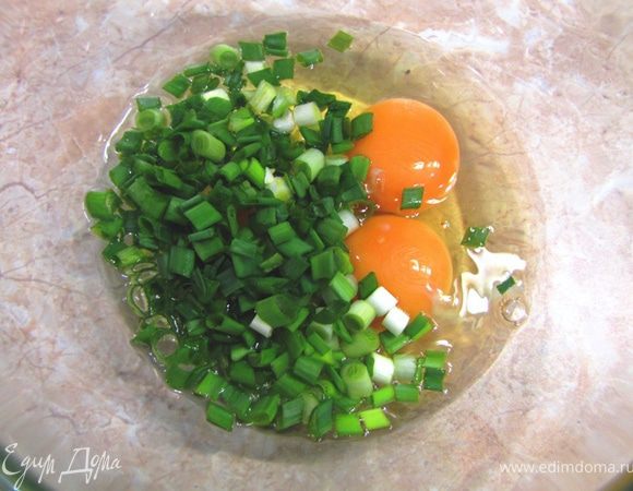 Разбейте яйца, соедините с зеленым луком. Посолите и поперчите.