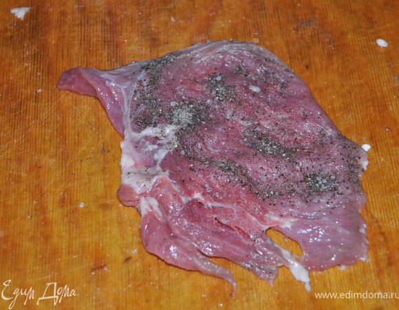 Отбить каждый кусок, посолить, поперчить.