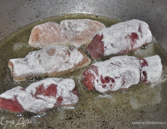 Пожарить рулеты со всех сторон.