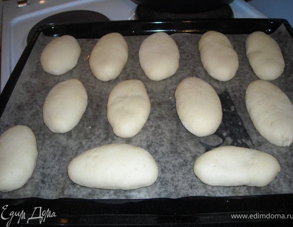 Разогрейте духовку до 100°C. Противень застелите пергаментом, смажьте растительным маслом, выложите партию пирожков, смажьте желтком и отправьте в духовку.