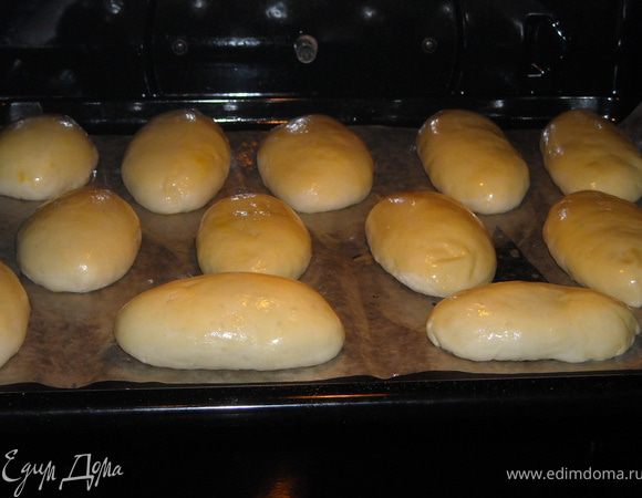 Через 10 минут увеличьте температуру до 150°C, затем — до 180°C. Выпекайте до румяности около 30 минут.