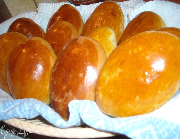 Достаньте пирожки из духовки, переложите на чистое полотенце, накройте и оставьте на некоторое время. Угощайтесь, тепла и уюта вашим домам! 