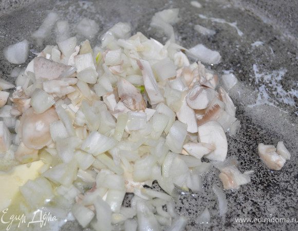 Лук почистить,нарезать мелко и тушить  в сливочном масле на слабом огне.Грибы помыть мелко порезать и добавить к луку.Все вместе тушить  10-15 минут.