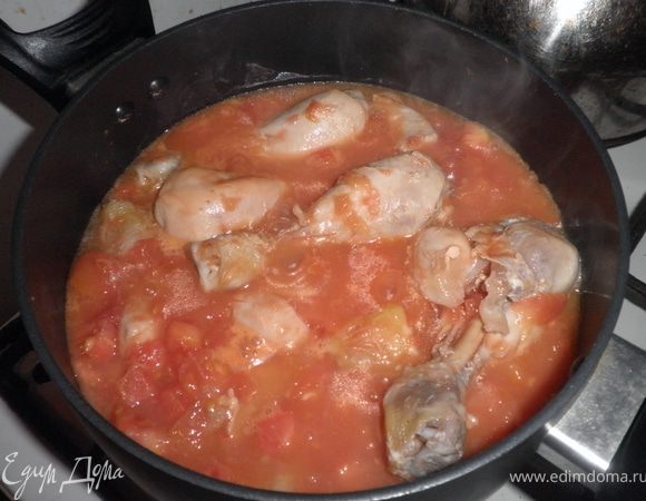 на сухую раскаленную сковороду ( в этом и вся изюминка) выложить ножки и обжарить с двух сторон до золотистой корочки. Если все не помещаются в сковороду - обжарьте в два захода. Потом переложите ножки в казан или кастрюлю с толстыми стенками. Добавьте помидоры, томатный сок, соль и поставьте на небольшой огонь. Тушите 10 мин.